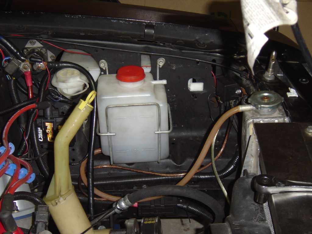 how does a coolant overflow tank work